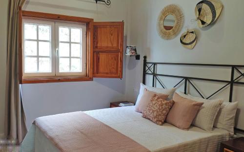 Tempat tidur dalam kamar di Alojamiento ISLA BONITA con balcón vista al mar