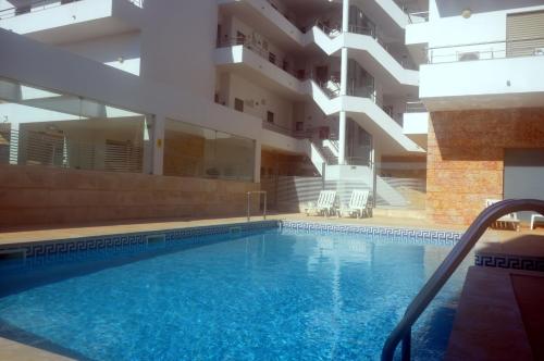 een zwembad in het midden van een gebouw bij Sol no Horizonte - AT in Ericeira