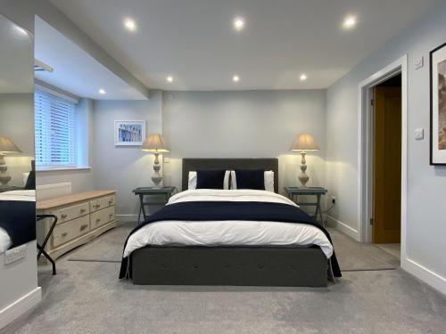 a bedroom with a large bed and two lamps at THE STUDIO MAIDENHEAD RIVERSIDE in Maidenhead