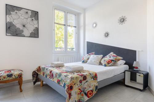 sypialnia z łóżkiem, stołem i oknem w obiekcie Travel Homes - L'Alsacien, près de la ville w Miluzie