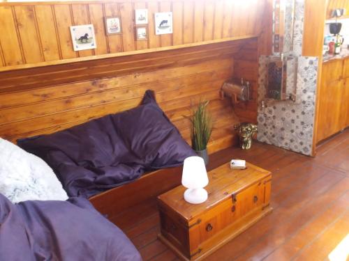 a room with a bed and a table with a lamp at Woontjalk Bûten Ferwachting in Makkum