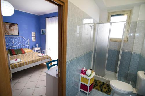 1 dormitorio con 1 cama y baño con ducha. en B&B Miroca, en SantʼAlessio Siculo