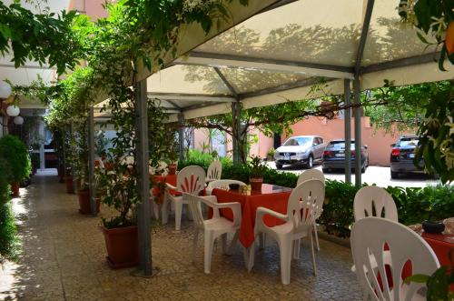 Un restaurante o sitio para comer en Hotel I Due Gabbiani CITR 9006