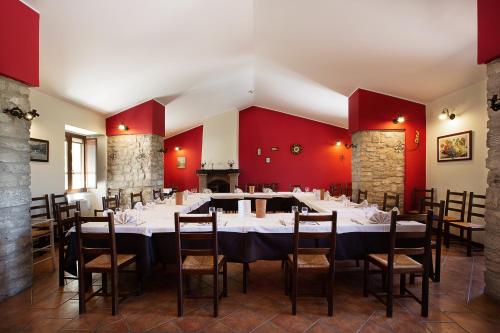 a dining room with a long table and chairs at Le Coccole in Guardiaregia