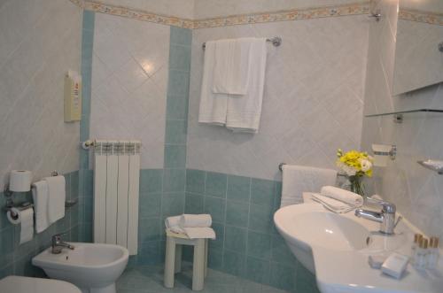 un bagno con lavandino e WC di Hotel I Due Gabbiani CITR 9006 a Marina dʼAndora