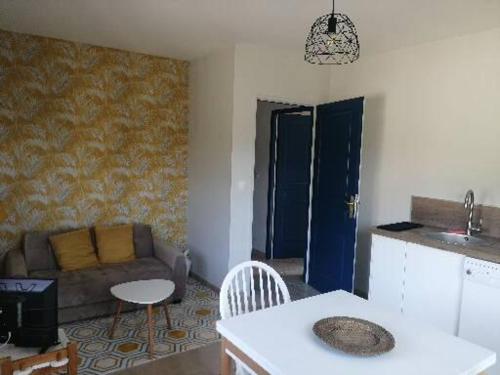 a living room with a couch and a table at Appartement de vacances à la campagne in Saint-Jean-Pla-de-Corts