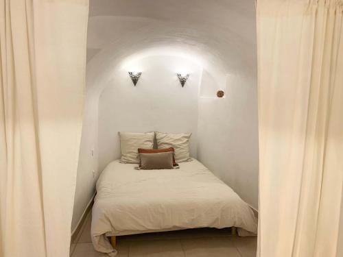- un petit lit dans une chambre blanche avec deux lumières dans l'établissement CASA A CERTOSA au cœur de la Citadelle, à Bastia