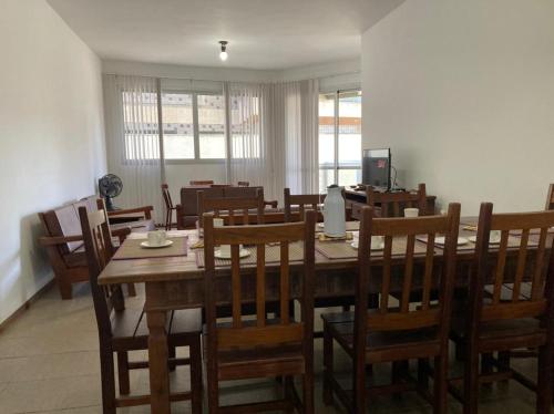 Um restaurante ou outro lugar para comer em Cabo Frio - Praia do Forte - Apto 130 m2 na beira da praia, com ar condicionado