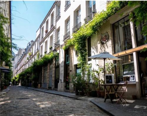 Une rue vide avec une table et un parapluie dans l'établissement Paris- Opéra Bastille, à Paris