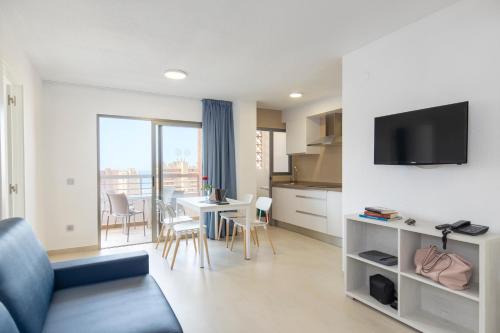 TV a/nebo společenská místnost v ubytování Aparthotel BCL Levante Lux