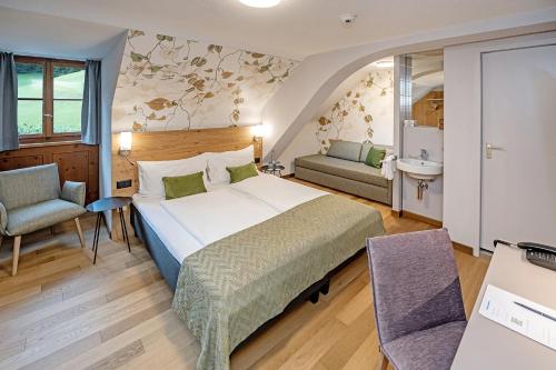 Säng eller sängar i ett rum på See- und Seminarhotel FloraAlpina Vitznau