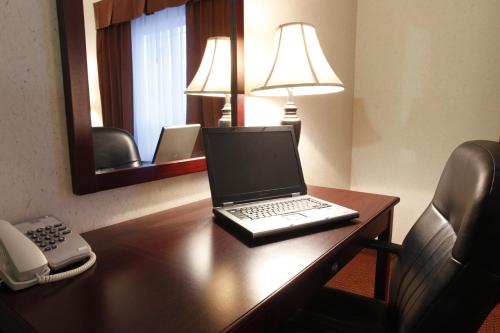 Televisyen dan/atau pusat hiburan di Coast Grimshaw Hotel & Suites