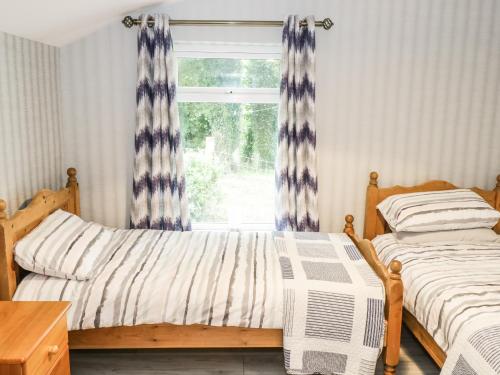 1 dormitorio con 2 camas y ventana en Sean Bhaile, en Castlebar