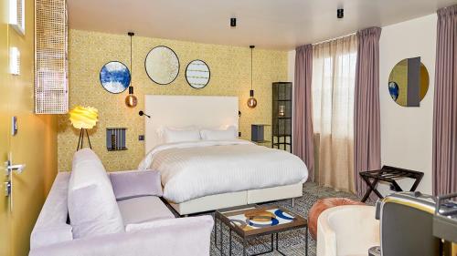 um quarto com uma cama e uma sala de estar em Maison Tiegezh em Guer