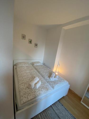 sypialnia z łóżkiem z 2 białymi poduszkami w obiekcie Varga apartment w mieście Opatija