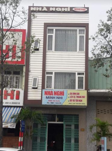 a building with a sign on the front of it at NHÀ NGHỈ MINH NHI in Danang