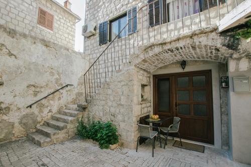 Modern traditional apartment w patio near beach