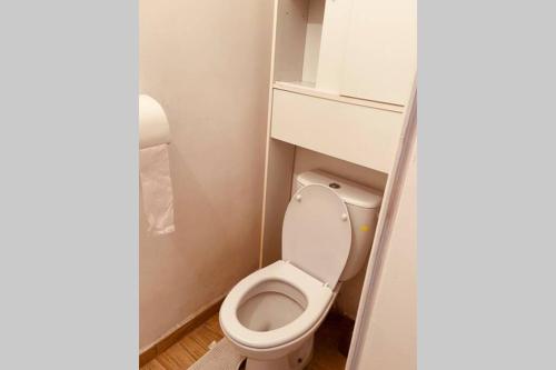 - une petite salle de bains avec des toilettes avec un couvercle dans l'établissement Charmant T3 a toulon commerces et bus à proximité, à Toulon