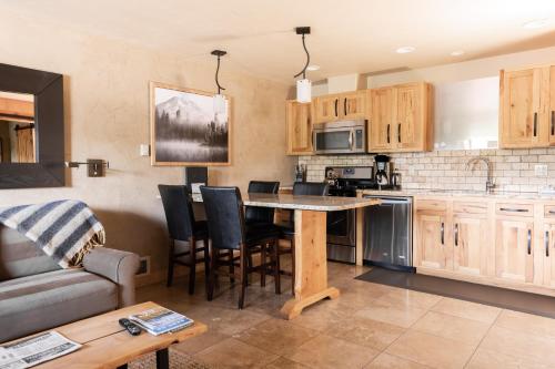 Kuchyň nebo kuchyňský kout v ubytování Wall Street Suites