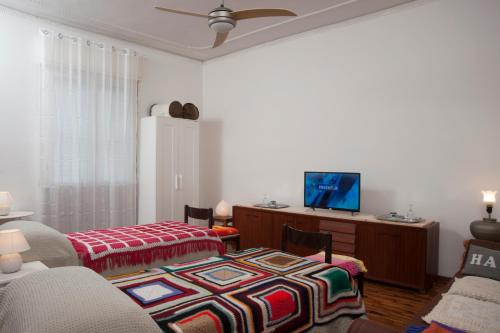 ein Wohnzimmer mit 2 Betten und einem TV in der Unterkunft L'incrocio - Bed&Breakfast in Imola