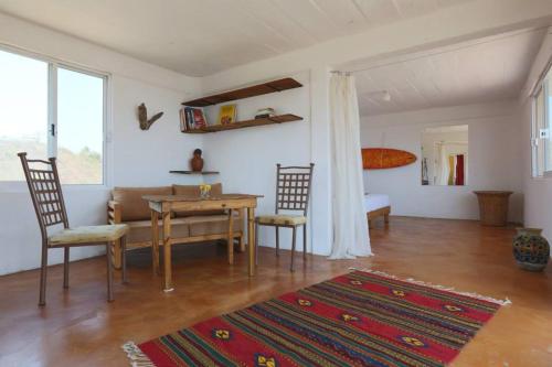 a living room with a table and two chairs at Casa Macondo in Puerto Ángel