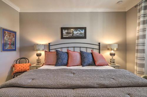 um quarto com uma cama com almofadas coloridas e 2 candeeiros em Cozy Auburn Studio Less Than 1 Mile to University! em Auburn
