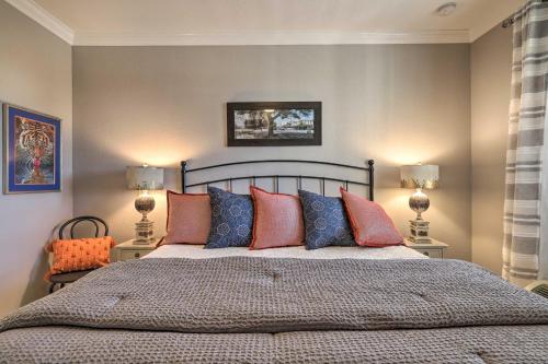 ein Schlafzimmer mit einem Bett mit bunten Kissen und zwei Lampen in der Unterkunft Cozy Auburn Studio Less Than 1 Mile to University! in Auburn