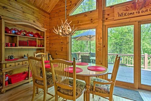 Φωτογραφία από το άλμπουμ του Fire Pit and Hot Tub Poconos Family Cabin! σε Long Pond