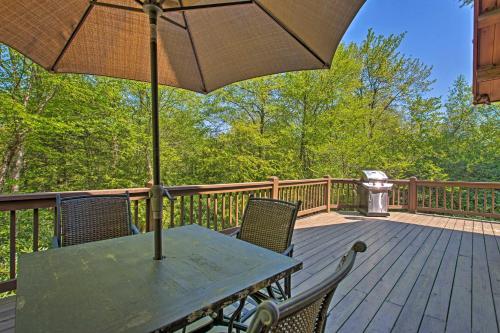 Μπαλκόνι ή βεράντα στο Fire Pit and Hot Tub Poconos Family Cabin!