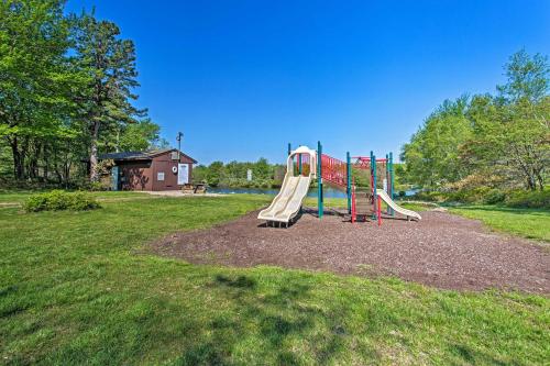 Ο χώρος παιχνιδιού για παιδιά στο Fire Pit and Hot Tub Poconos Family Cabin!