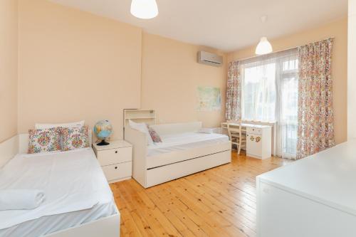 Llit o llits en una habitació de Cozy Home: Two-Bedroom Apartment with Stunning View