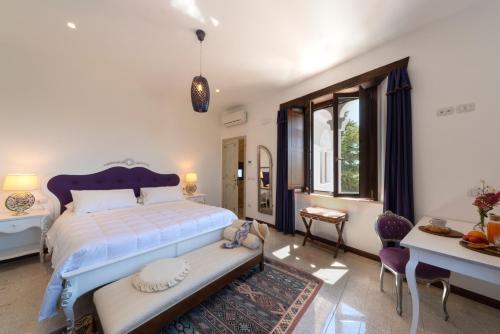1 dormitorio con 1 cama, mesa y sillas en Dimora Morello, en Poggio Morello