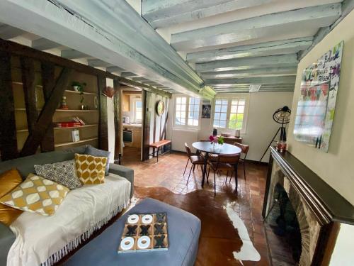 un salon avec un canapé et une table dans l'établissement Le nid normand, à Honfleur