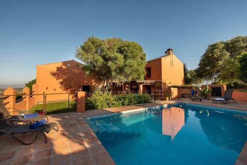 una piscina frente a una casa en La Casa del Torero, en Vejer de la Frontera