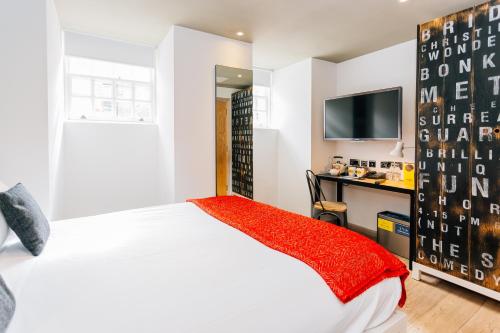 En eller flere senge i et værelse på Stay Central Hotel