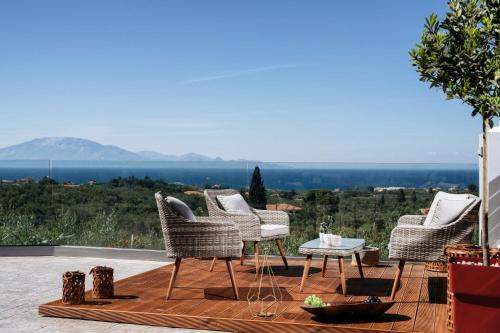 特拉加基的住宿－Villa Venia，庭院里摆放着一组椅子和一张桌子