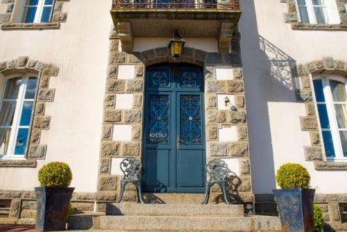 uma porta azul num edifício com escadas em Maison d'hôtes et gîtes La Chouannerie à côté du parc du Puy duFou em Pouzauges