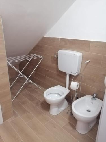 a bathroom with a white toilet and a sink at B&B ANDEMAR Rooms in Satriano di Lucania
