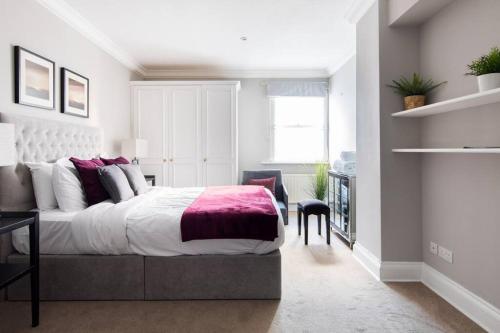 Un pat sau paturi într-o cameră la Discounted Paddington Family Flat