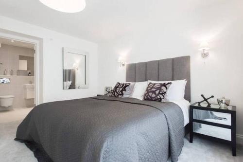 ロンドンにあるStunning 3 Bedroom Duplex By Kings Cross & Camdenのベッドルーム(大型ベッド1台付)、バスルームが備わります。