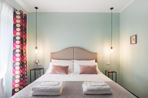 sypialnia z dużym łóżkiem z 2 poduszkami w obiekcie Contus Rétro Guest House w Cagliari