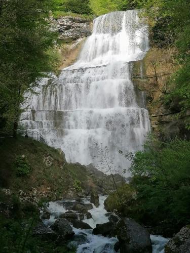 una cascata in mezzo a un fiume di Chez Catherine & Patrick a Fontenu