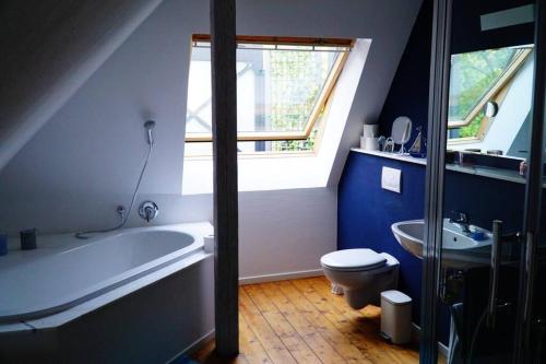 Ένα μπάνιο στο Gemütliche 4ZKB im grünen Herzen Lübecks
