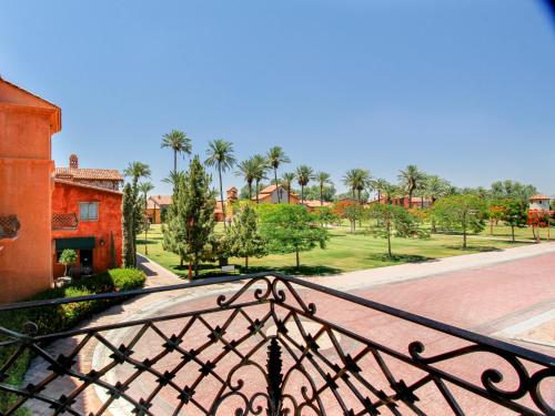 エルモシージョにあるHotel Boutique Villa Toscanaのバルコニーから公園の景色を望めます。