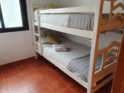 Coto la Campa في شيكلانا دي لا فرونتيرا: غرفة مع أسرة بطابقين في نزل