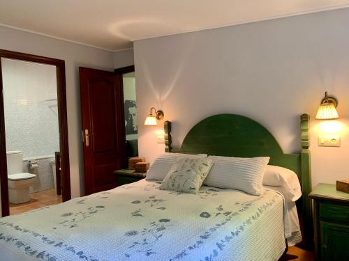 Een bed of bedden in een kamer bij Pedreiras Cottage Rias Baixas