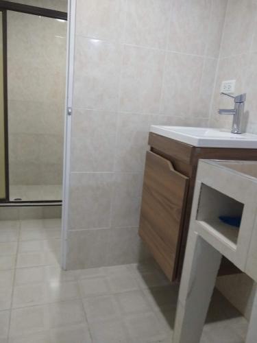 a bathroom with a shower and a sink at ALELI, NORTE cerca terminal, entr/sal aerpto, orquideorama,c de eventos valle del pcfco, base aérea mfs in Cali