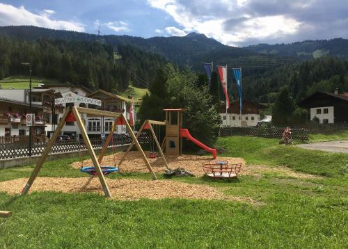 Ein Kinderspielbereich in der Unterkunft Hotel Bergland