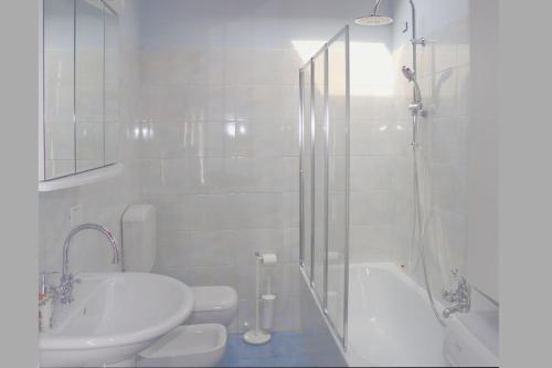 een badkamer met een toilet, een wastafel en een douche bij Casa Jasmin, 2 floors, private garden in Verona