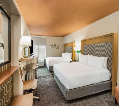 una camera d'albergo con due letti e una televisione di Holiday Inn Roanoke Airport - Conference CTR, an IHG Hotel a Roanoke